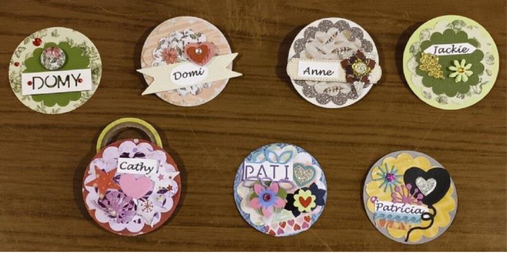 Création de pins en scrapbooking sous la guidance d'une animatrice passionnée